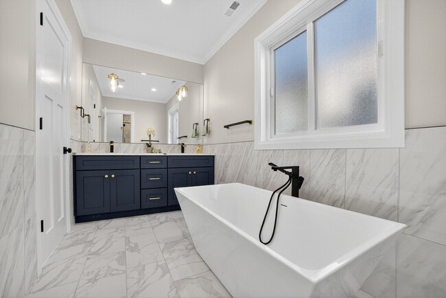 Building Photo - 3019 N Kenneth Ave