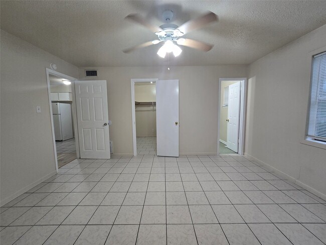 Building Photo - 3714 Ave S