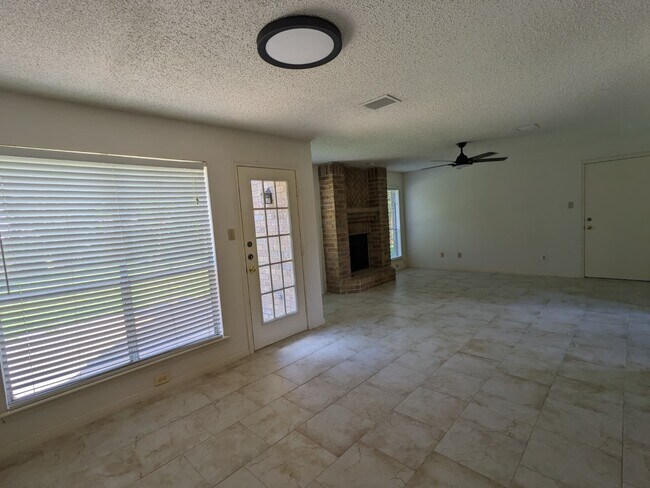 Building Photo - 4715 Sunshine Dr