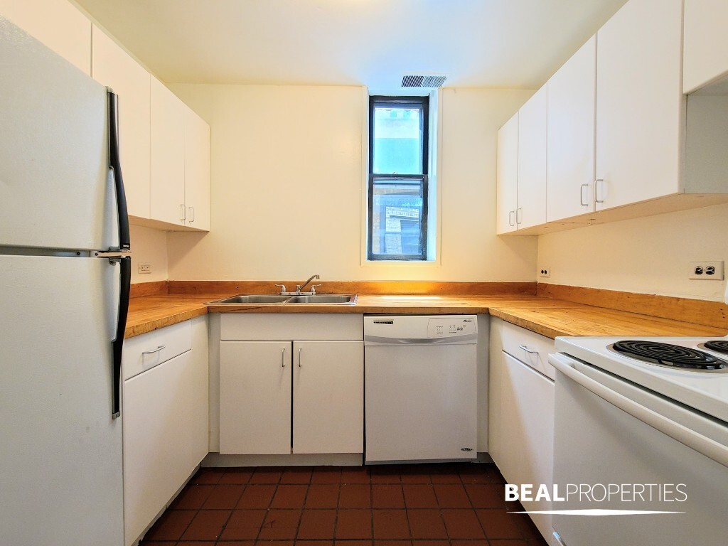 Building Photo - 604 W Surf St