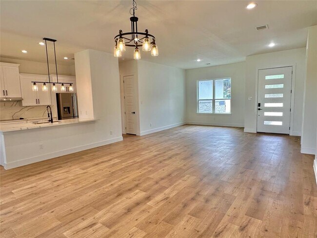 Building Photo - 5206 Country Club Dr