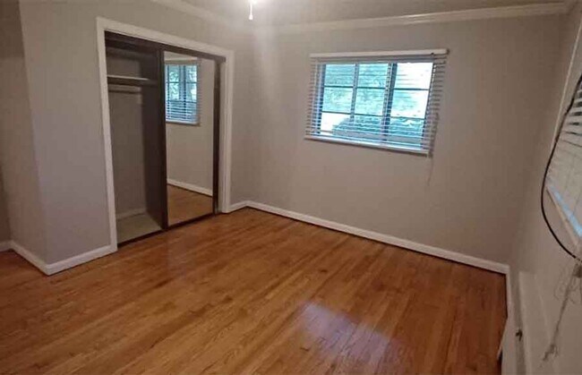 Building Photo - 1342 Spring Lawn Ave