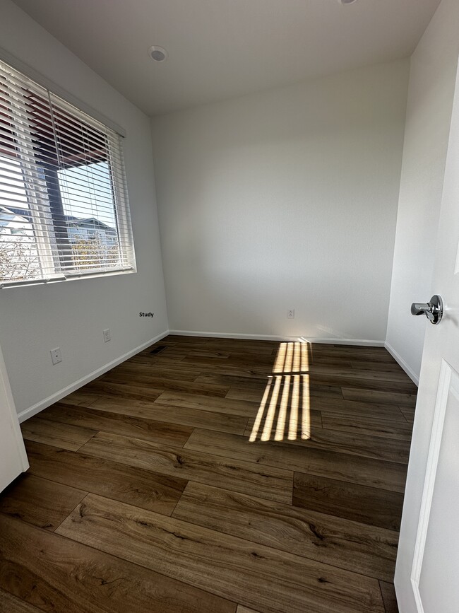 Building Photo - 21154 E 63rd Dr