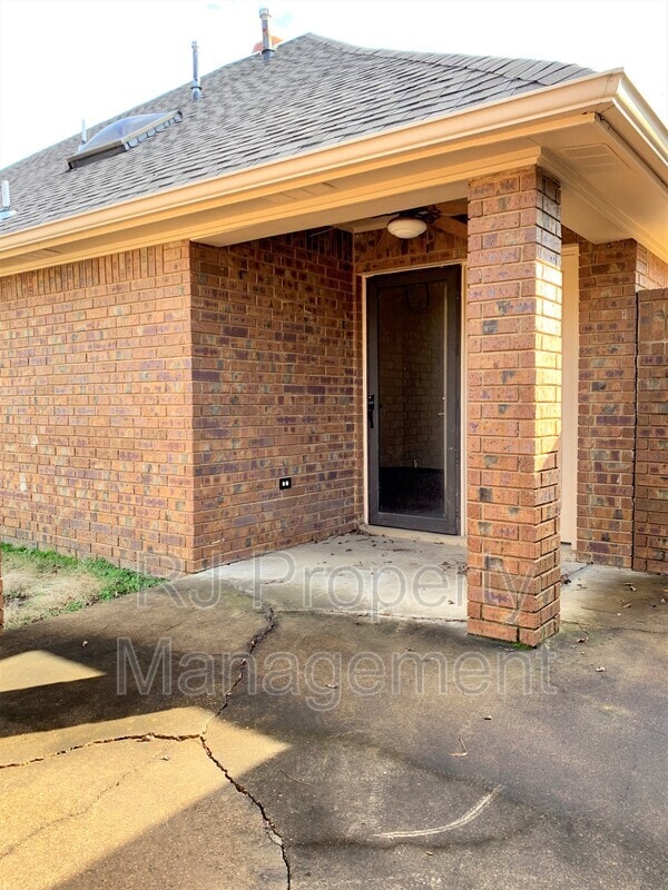 Building Photo - 6678 Spencer Forest Cove W