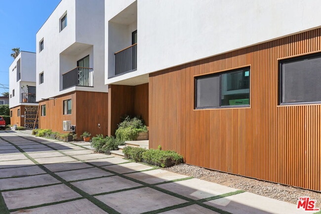 Building Photo - 921 N Mariposa Ave