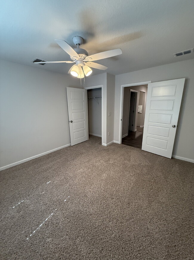 Building Photo - Spacious 4-Bedroom Rental in Quiet Pensaco...