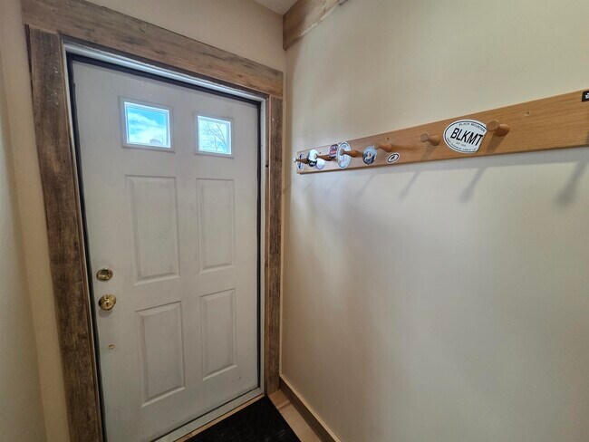 Building Photo - 526 Canaan St