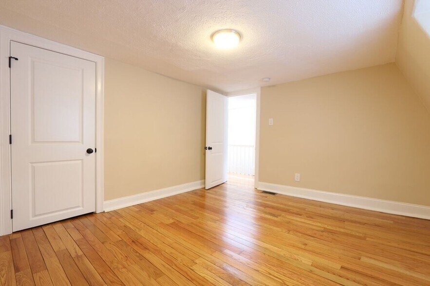 Building Photo - 3 Saint James Pl