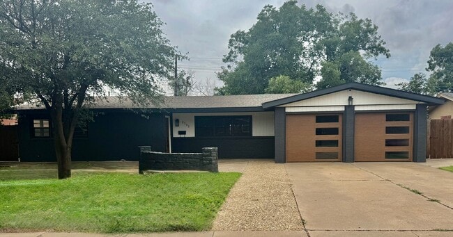 Building Photo - Beautifully Updated 3/2/2 with Open Concept and Tons of Storage!