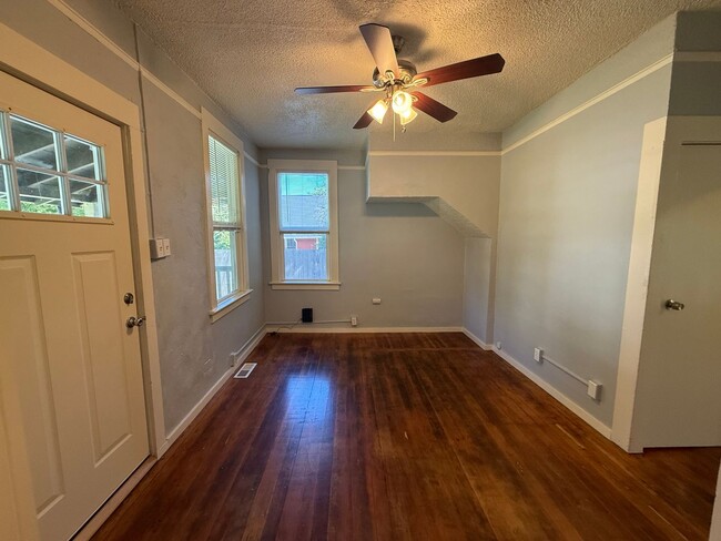 Building Photo - Cozy 2 Bedroom 1 Bath Home