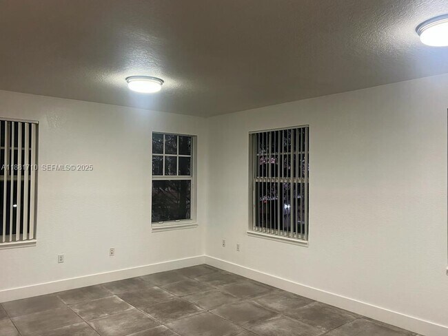 Building Photo - 6692 W Sample Rd