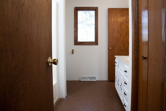 Building Photo - 965 Sherman Rd