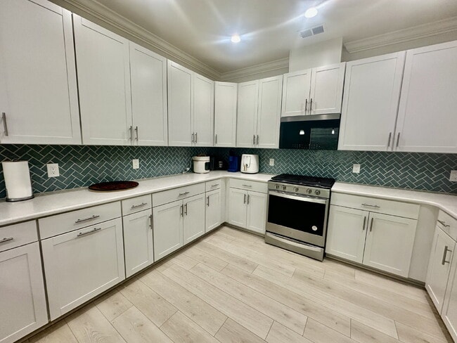 Building Photo - Margaritaville Two Bedroom Fully Furnished Home!