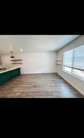 Building Photo - 913 E Flotsam Way