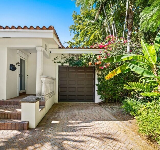 Building Photo - 300 Manor Pl