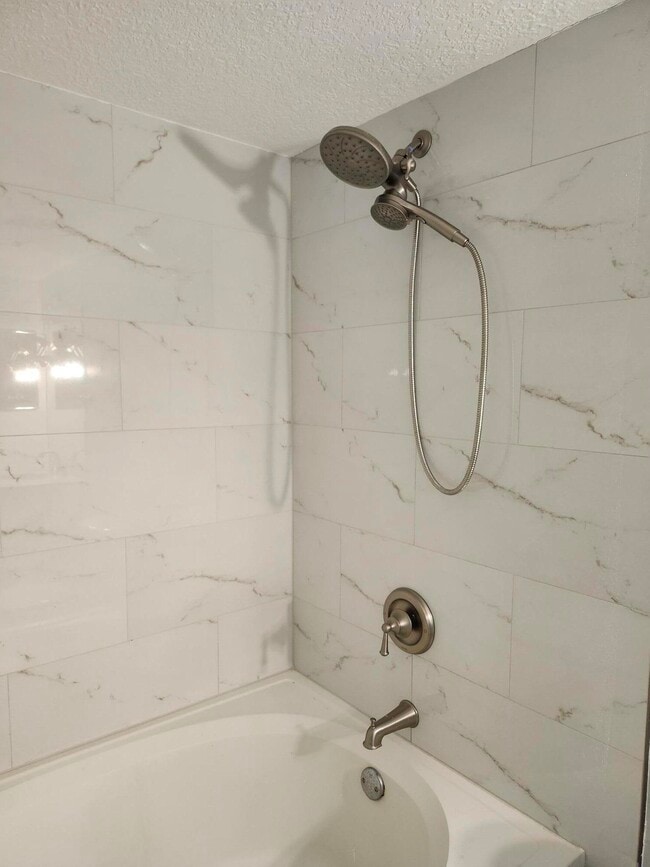 Building Photo - 802 Villa Cir