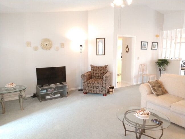 Building Photo - Seasonal Short-Term Single-Family Home located in Meadow Run at Jacaranda!