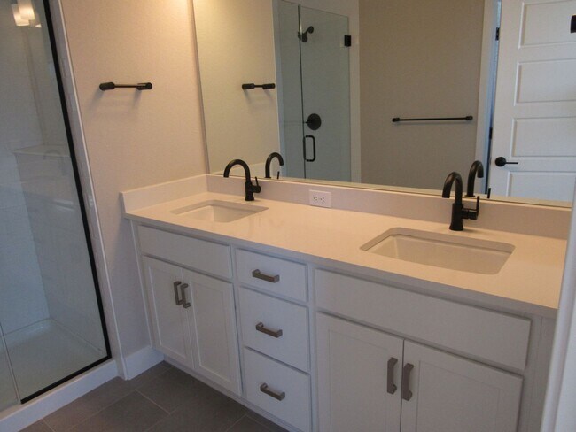 Building Photo - Modern Solar Powered Home in Broomfield