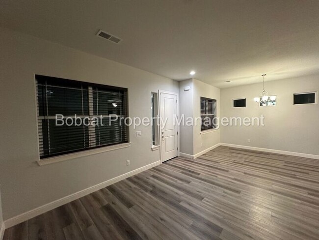 Building Photo - 925 Cranfield Ct