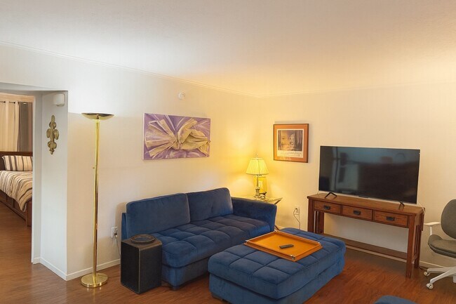 Building Photo - 3271 Sul Ross St