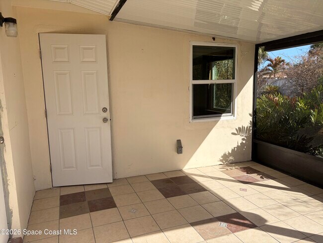 Building Photo - 619 Rosada St