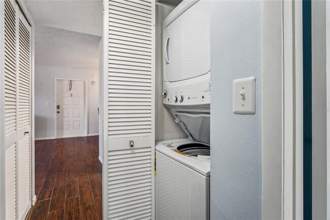 Building Photo - 3232 Lake Pine Way E