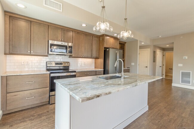 Building Photo - 11 Edgewater Cir