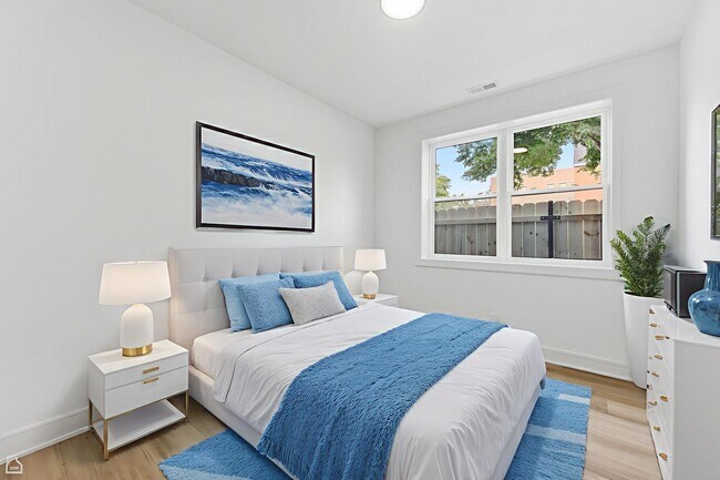 Building Photo - 3902 S Lake Park Ave