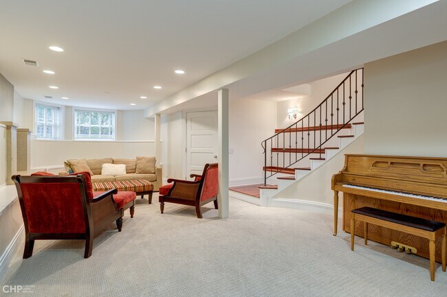 Building Photo - 2663 N Marshfield Ave