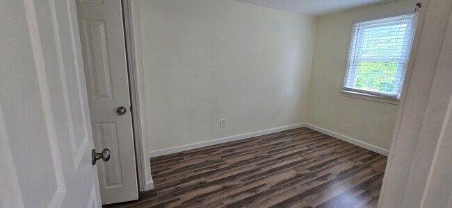 Building Photo - Charming 3BR First-Floor Condo – Walk to B...