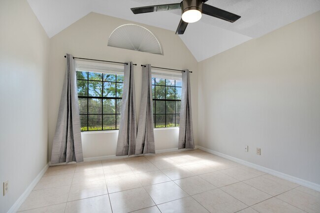 Building Photo - 305 Lakepointe Dr