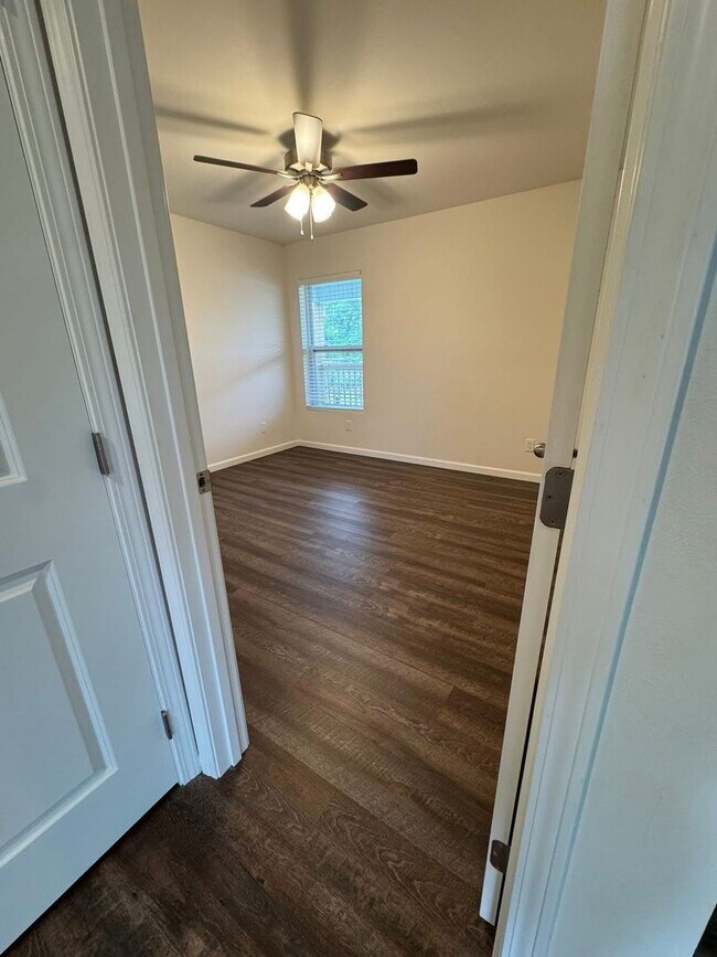 Building Photo - 1 bed, 1 bath Apartment