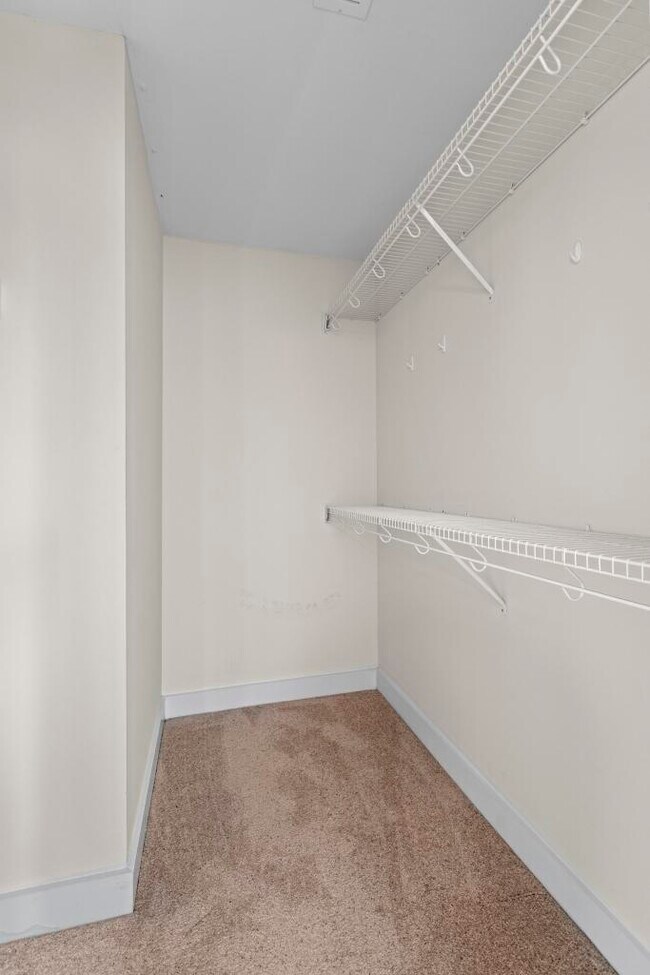 Building Photo - 220 Twin Oaks Dr