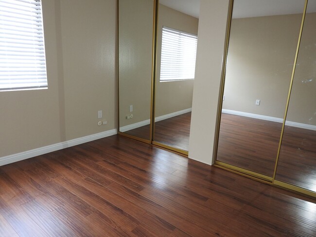 Building Photo - CENTRALLY LOCATED 1 BR CONDO