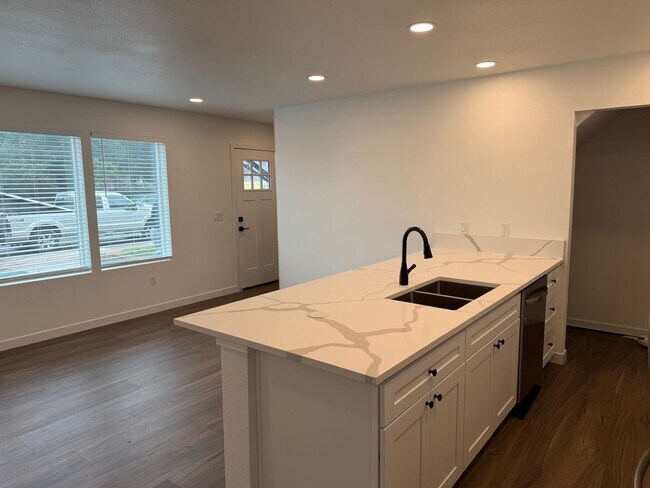 Building Photo - Brand new 3 bedroom 3 full bath townhouse in Thurston!