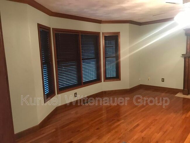 Building Photo - 225 Archview Dr