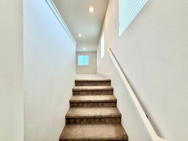 Building Photo - Move-In Ready 5 Bedroom Home with Solar & Large Loft