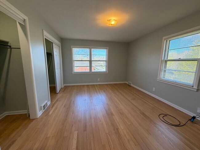 Building Photo - Charming Updated 3-Bedroom in the Heart of Alger Heights