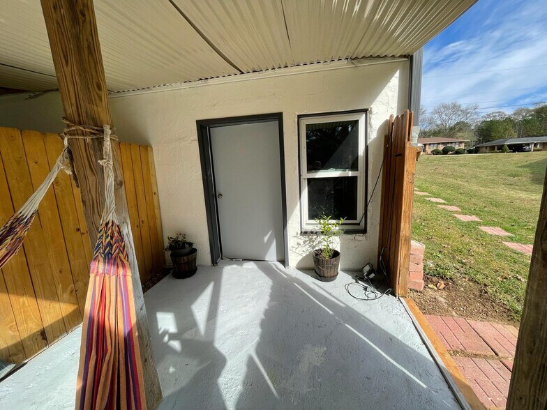 Building Photo - 4456 Frontier Way Northeast