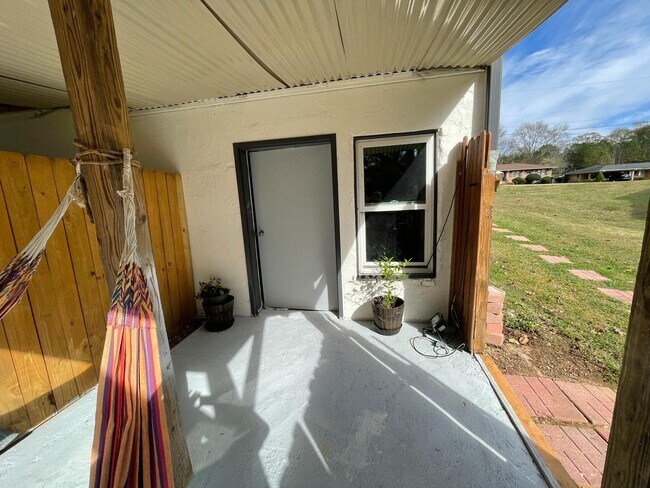 Primary Photo - 4456 Frontier Way Northeast