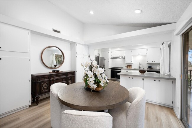 Building Photo - Mid-Century Home in Prime East Sierra Madr...