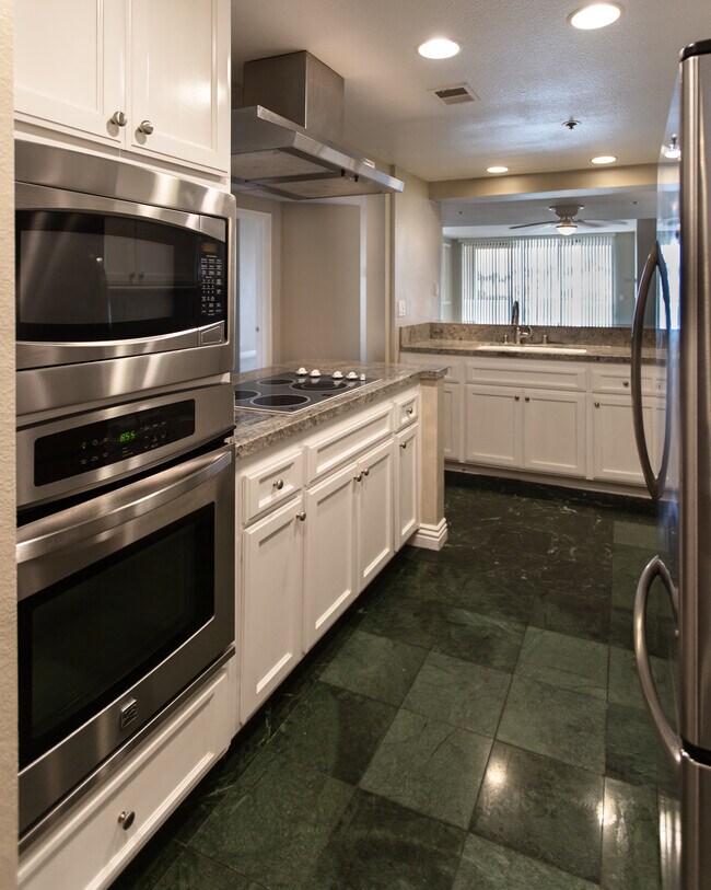 Building Photo - 140 The Village