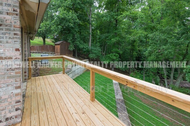Building Photo - 165 Lakeshore Ct