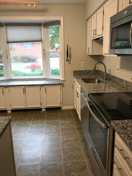 Building Photo - 845 N Greenbrier St