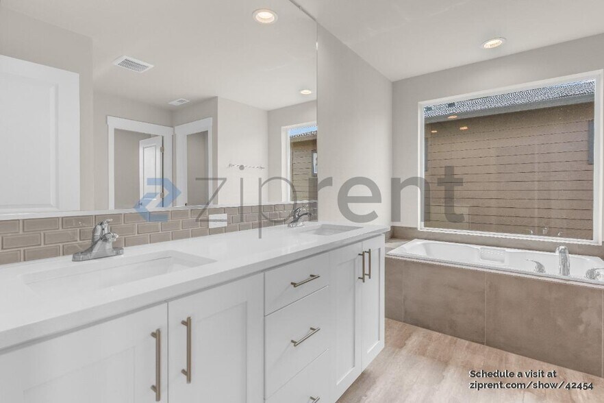 Building Photo - 8166 SE Orion Ln