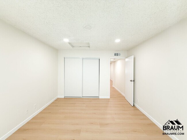 Building Photo - 221 W Elm Ave