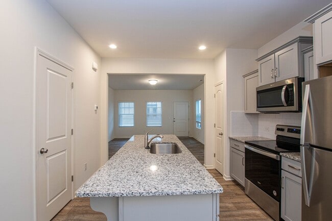 Building Photo - BEAUTIFUL 2 BD Townhome in MIDLAND AVAILAB...
