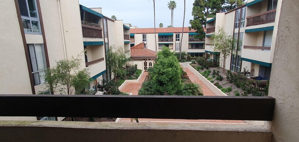 Building Photo - 6455 La Jolla Blvd