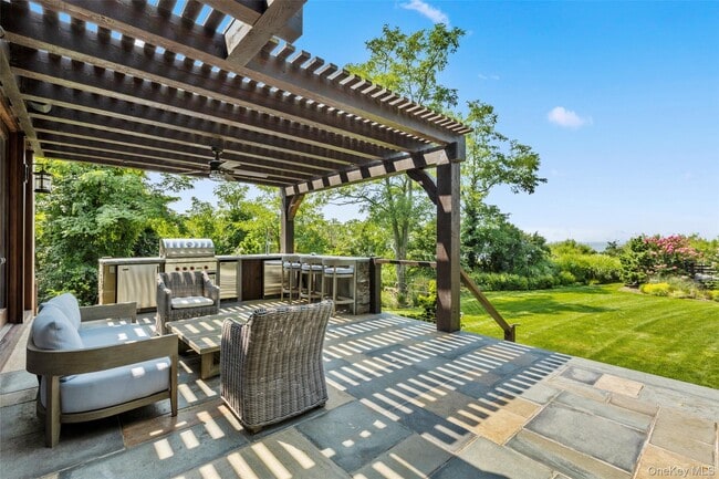 Building Photo - 16 Old Field Woods Rd