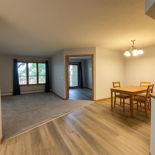 Building Photo - Quaint, Updated 1 Plus Den Condo in Bloomington.